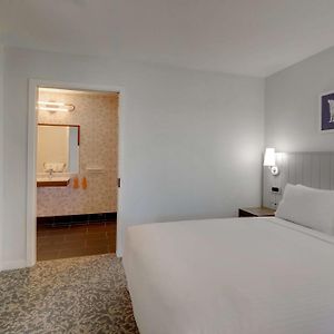 One-Bedroom Queen Suite Bathtub Mobility Accessible